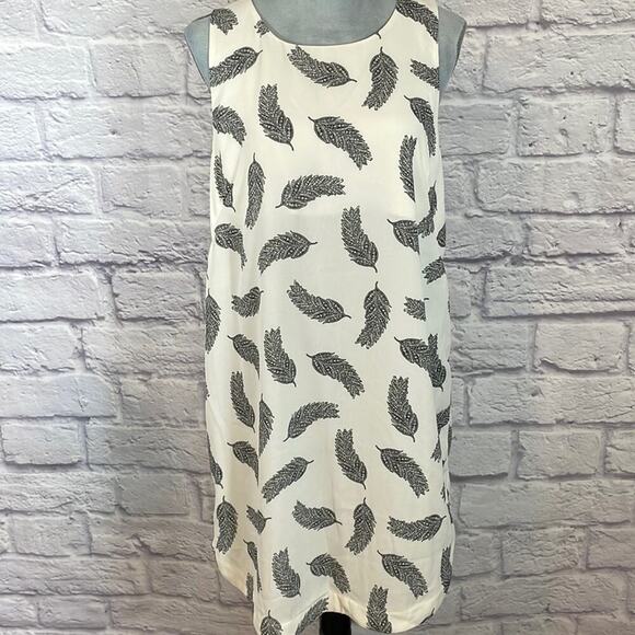 🤩3 for $30 Bundle Deal🤩
H&M feather shift dress - Picture 1 of 7